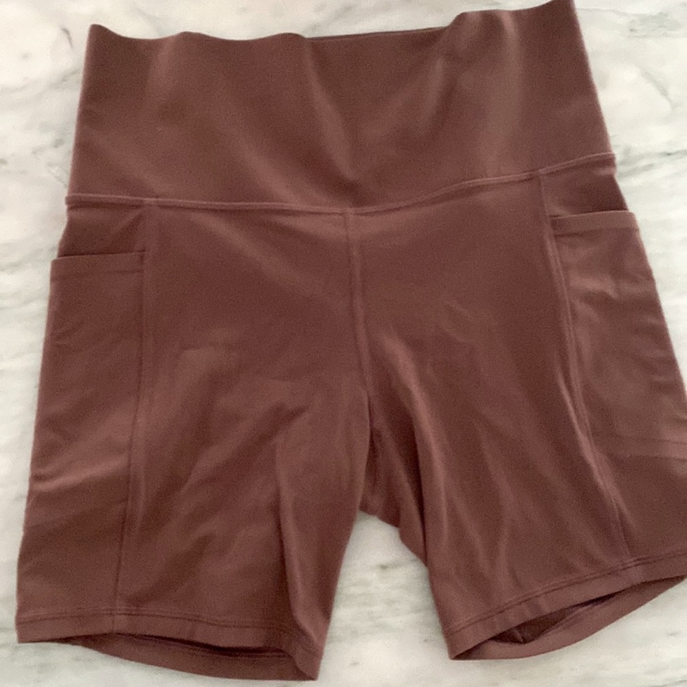 Athleta salutation stash pocket 7” short size M
